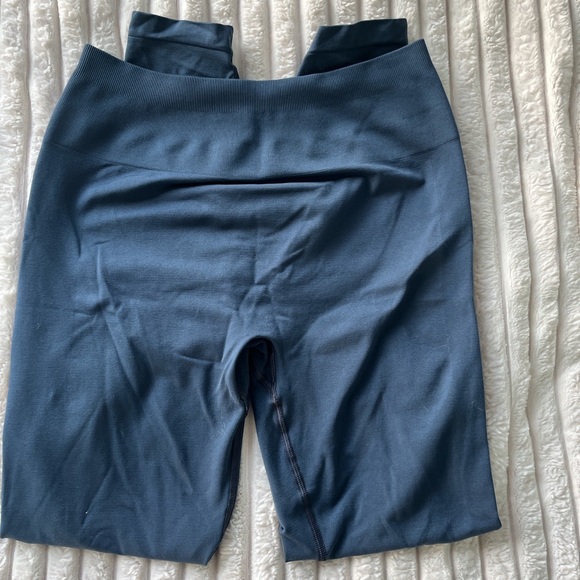 SOLD - Amplify Leggings - Picture 4 of 5